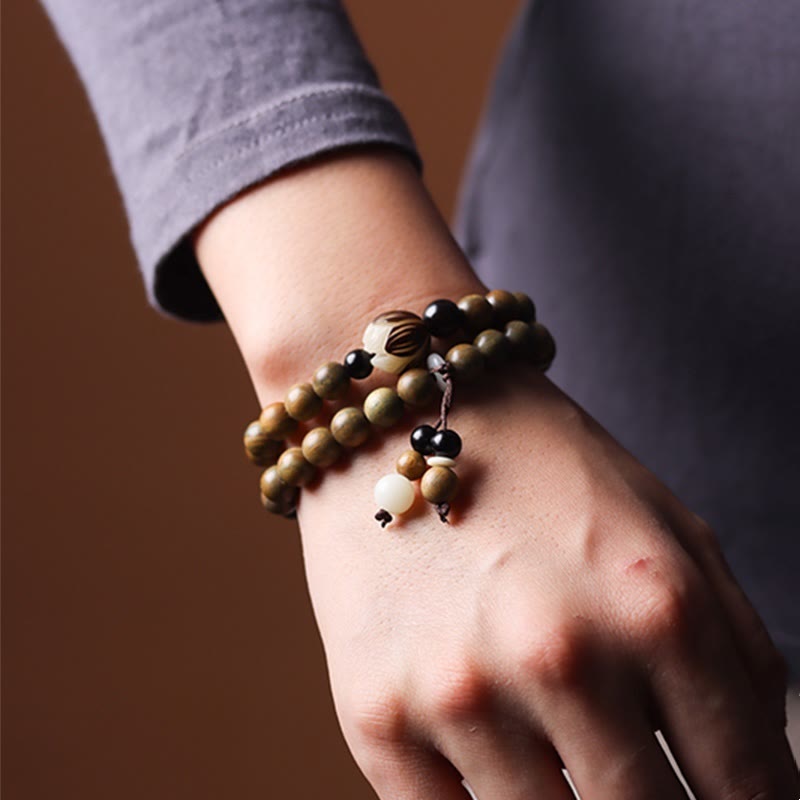 Armband Sandelholz Bodhi Lotus mehrreihig am Handgelenk getragen braun