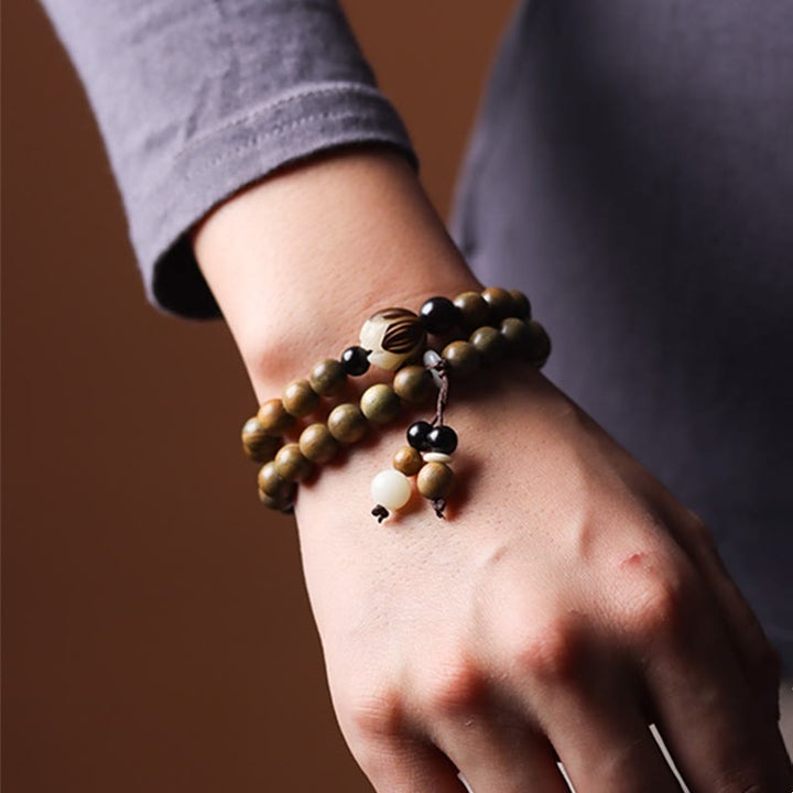 Armband Sandelholz Bodhi Lotus mehrreihig am Handgelenk getragen braun