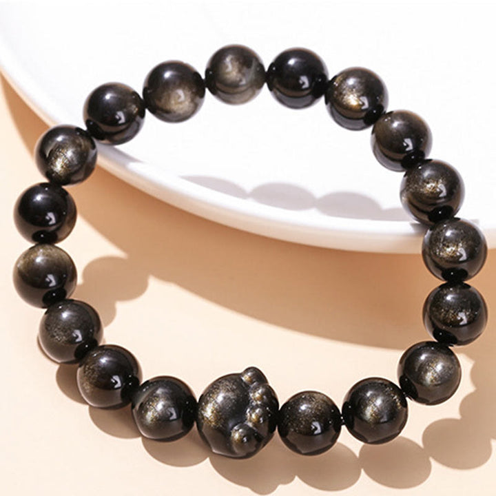 Schwarzes Obsidian Armband mit Katze Anhänger elastisch getragen