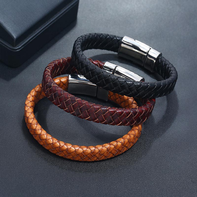Drei geflochtene Lederarmbänder mit Magnetverschluss Flat Lay