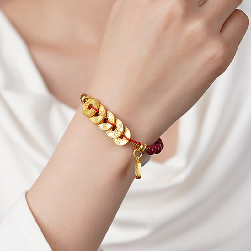 Armband Amethyst Zinnober Balance Glück Goldmünzen rote Perlen Handgelenk getragen