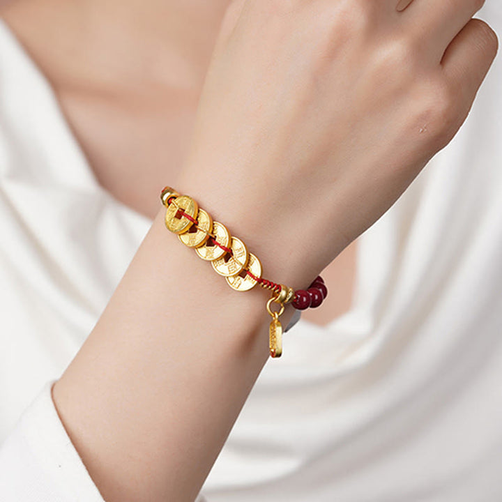 Armband Amethyst Zinnober Balance Glück Goldmünzen rote Perlen Handgelenk getragen