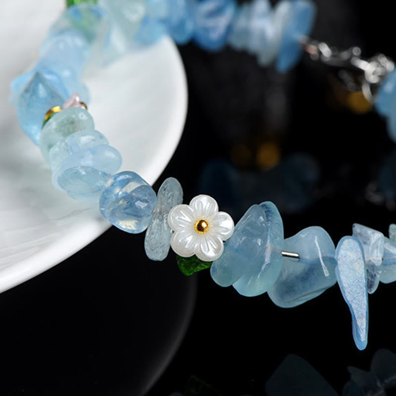 Armband Erdbeerquarz Aquamarin mit Blütenperle zart blau am Handgelenk getragen