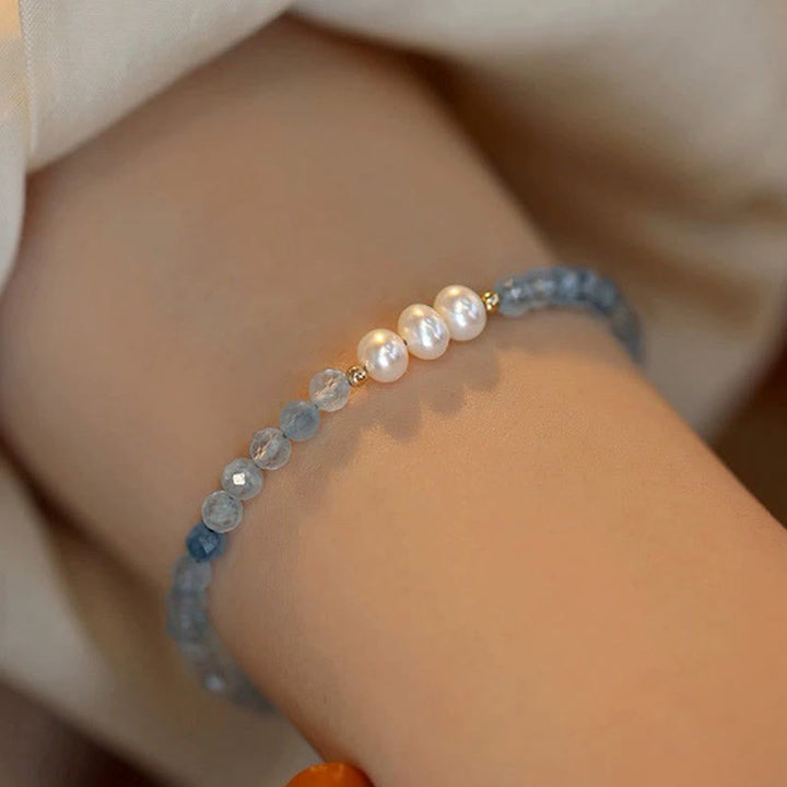 Armband Aquamarin Perle am Handgelenk getragen elegant zart natürlich Schmuck