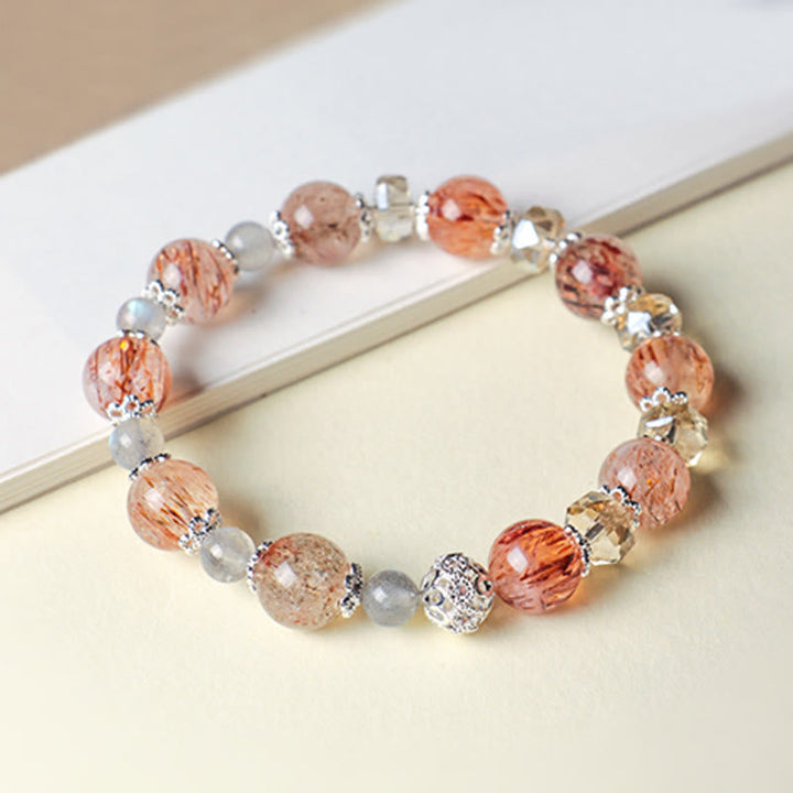 Armband Aquamarin Kristall – Frieden mit Kupferrutil Perlen und Silberverzierung am Handgelenk