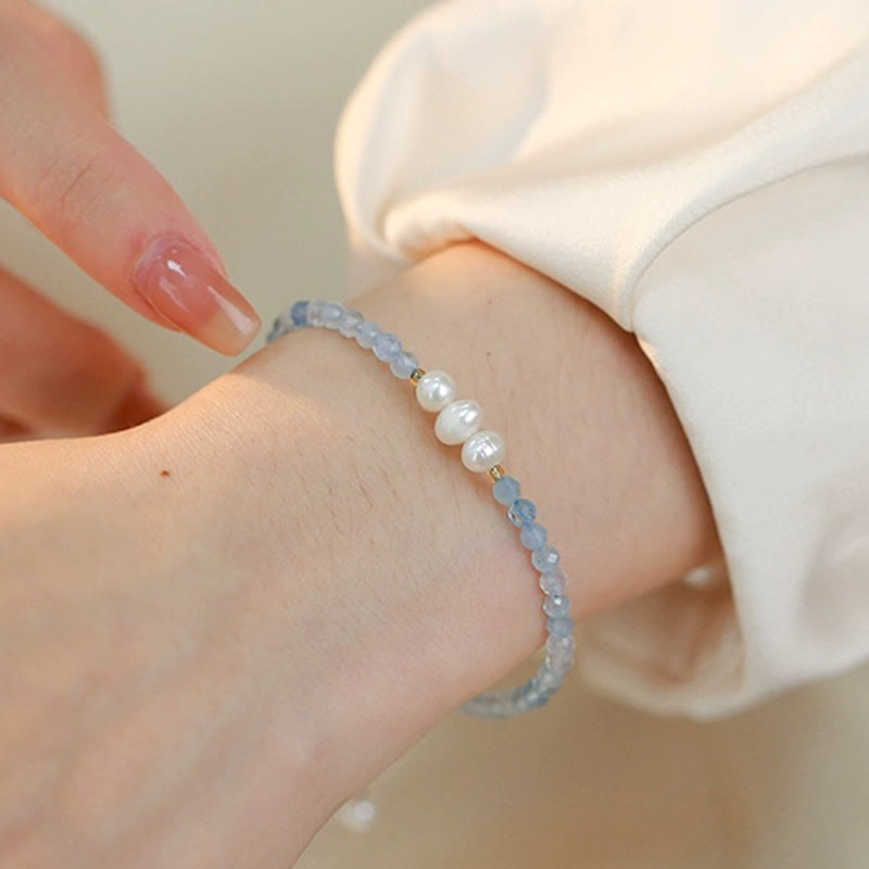 Armband Aquamarin Perle zarte Süßwasserperlen am Handgelenk getragen elegant