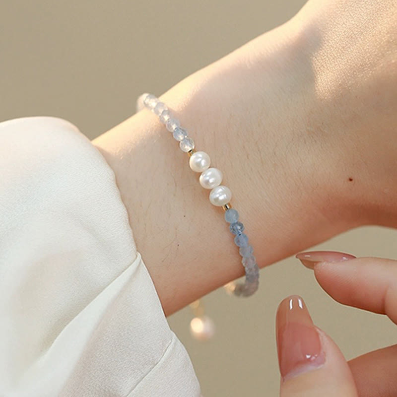 Armband Aquamarin Perle Süßwasserperlen zartes Schmuckstück am Handgelenk getragen