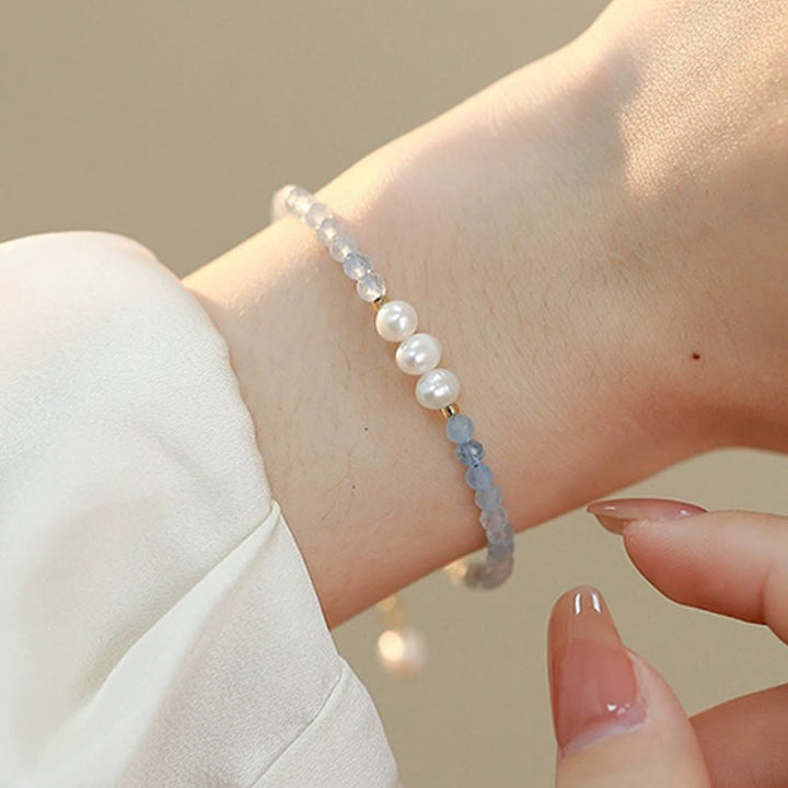 Armband Aquamarin Perle Süßwasserperlen zartes Schmuckstück am Handgelenk getragen