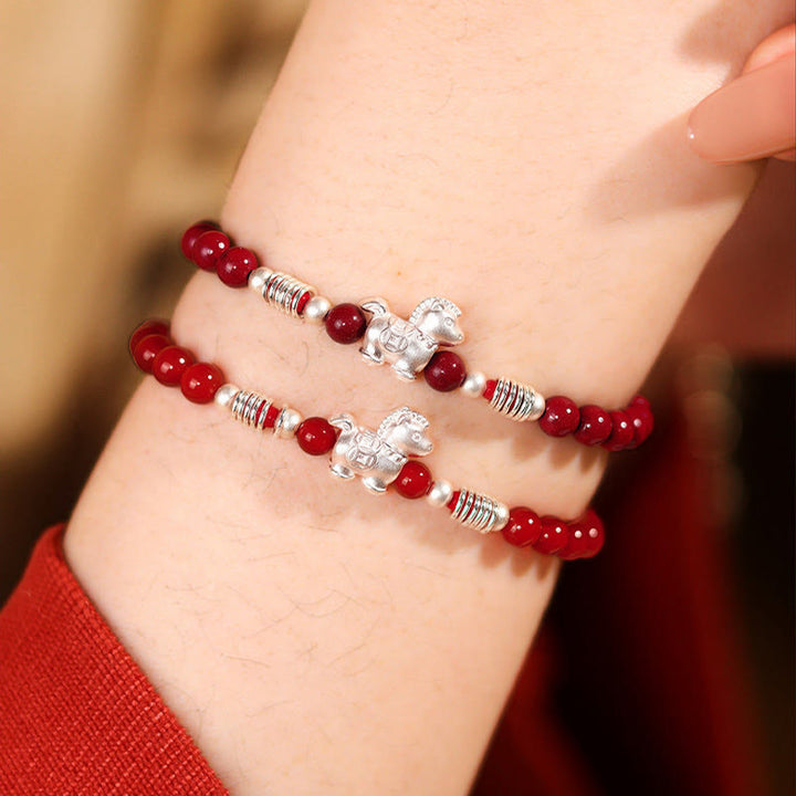 Armband 925 Silber Roter Achat – Ruhe mit Pferd Anhänger am Handgelenk