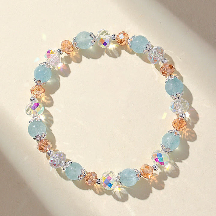 Armband Aquamarin Kristall – Frieden mit funkelnden Perlen am Handgelenk getragen