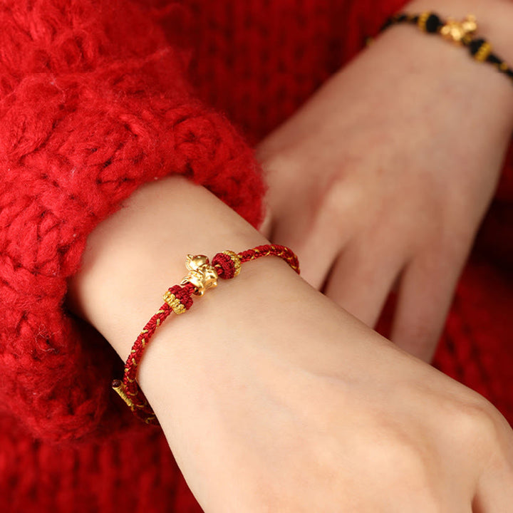 Rotes geflochtenes Armband 999 Gold Jahr Des Glück Energie am Handgelenk getragen