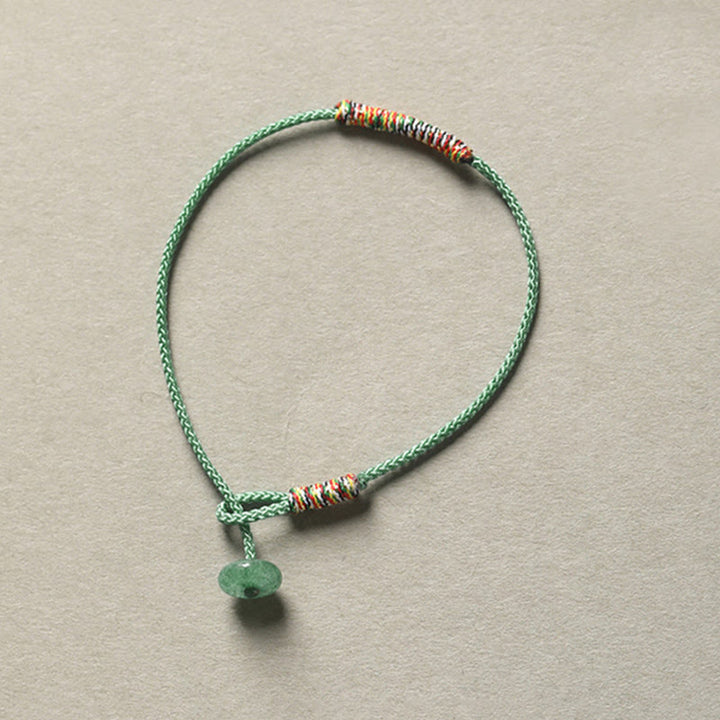 Armband Grüner Aventurin Schutz Glück geflochten mit Anhänger auf neutralem Hintergrund