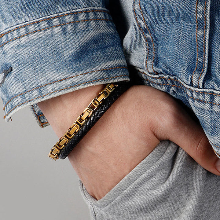 Armband Leder Link Chain Balance schwarz gold Herren Handgelenk Jeans getragen