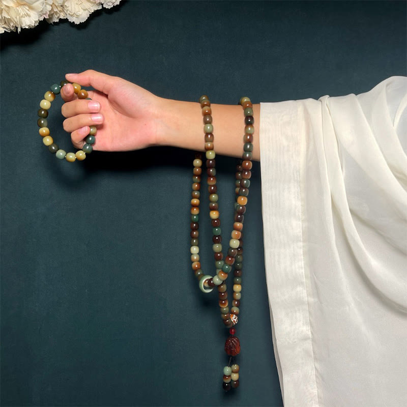 Armband Bodhi Mala – Frieden & Weisheit getragen am Handgelenk mit Mala Kette