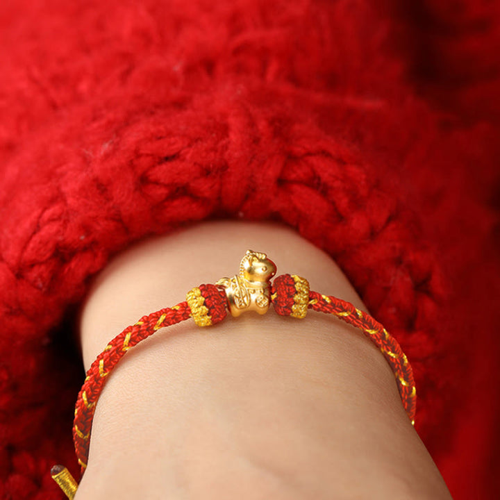 Rotes geflochtenes Armband 999 Gold Jahr Des Glück Energie am Handgelenk