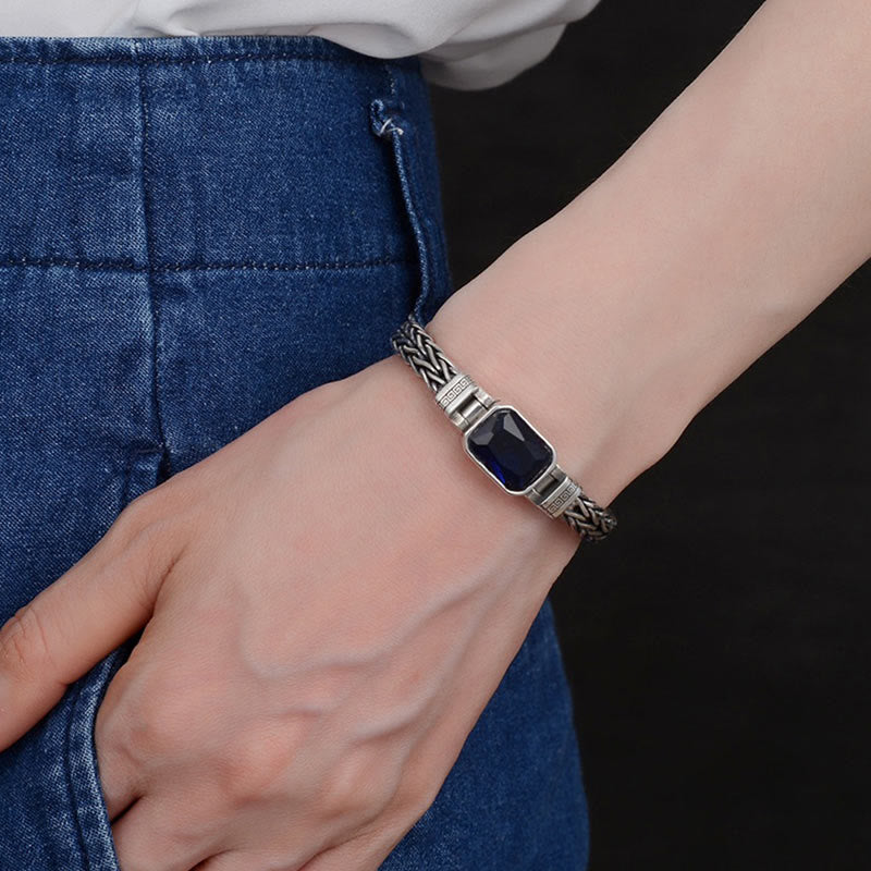 Armband Drachen – Heilung & Wohlstand Silber blauer Stein am Handgelenk getragen