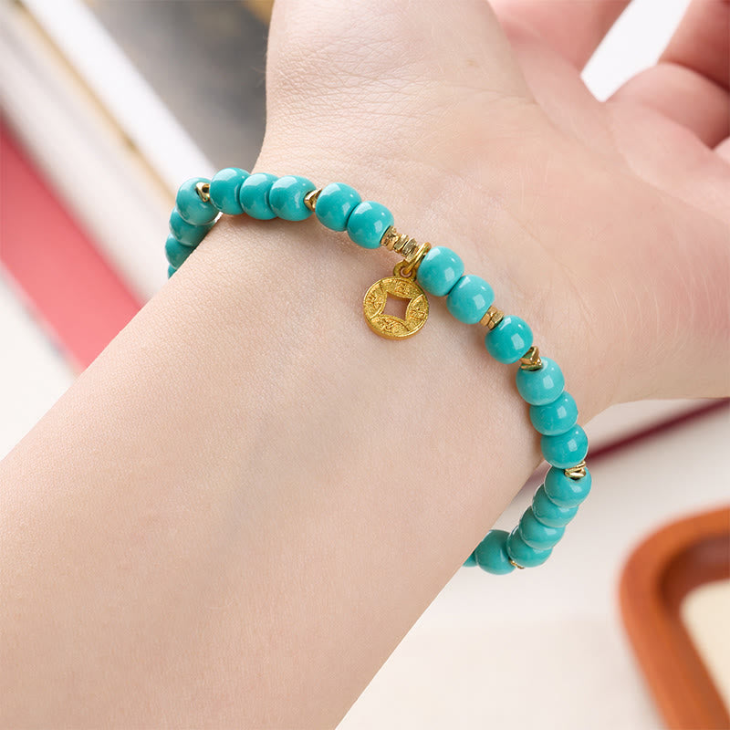 Armband Magnesit Kupferplattiertes Gold Buddha Kupfermünzen-Amulett am Handgelenk getragen