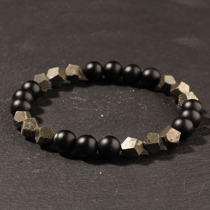 Armband Pyrit Gefrosteter Stein Selbstvertrauen Gleichgewicht schwarze Perlen Schieferhintergrund