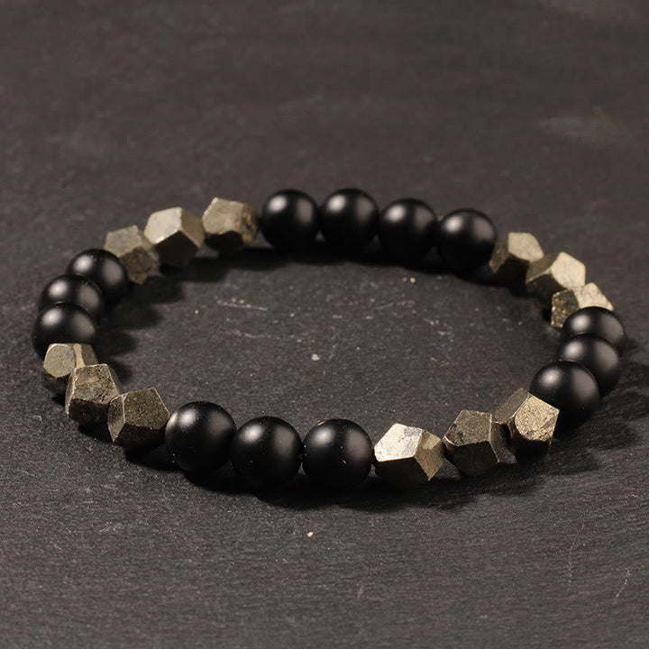 Armband Pyrit Gefrosteter Stein Selbstvertrauen Gleichgewicht schwarze Perlen Schieferhintergrund