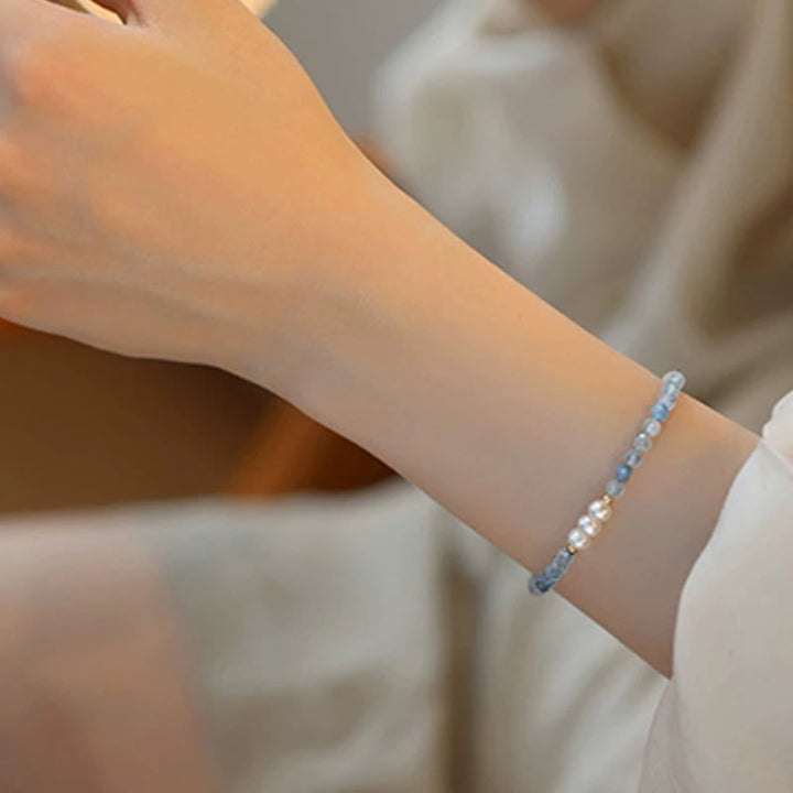 Armband Aquamarin Perle blau am Handgelenk getragen elegant feminin Schmuck