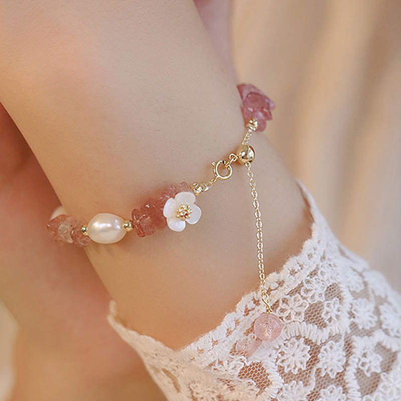 Armband Erdbeerquarz Perle Blume Heilung am Handgelenk mit Spitze getragen