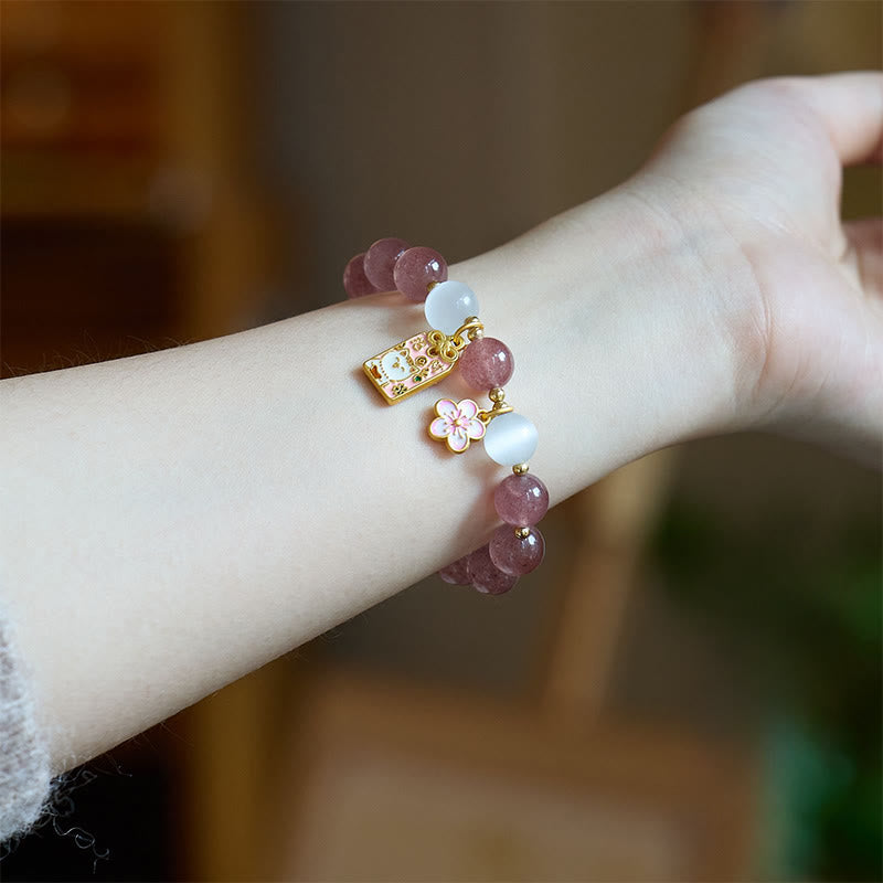 Armband Erdbeerquarz Pfirsichblüte Glück Heilung am Handgelenk getragen mit Anhänger