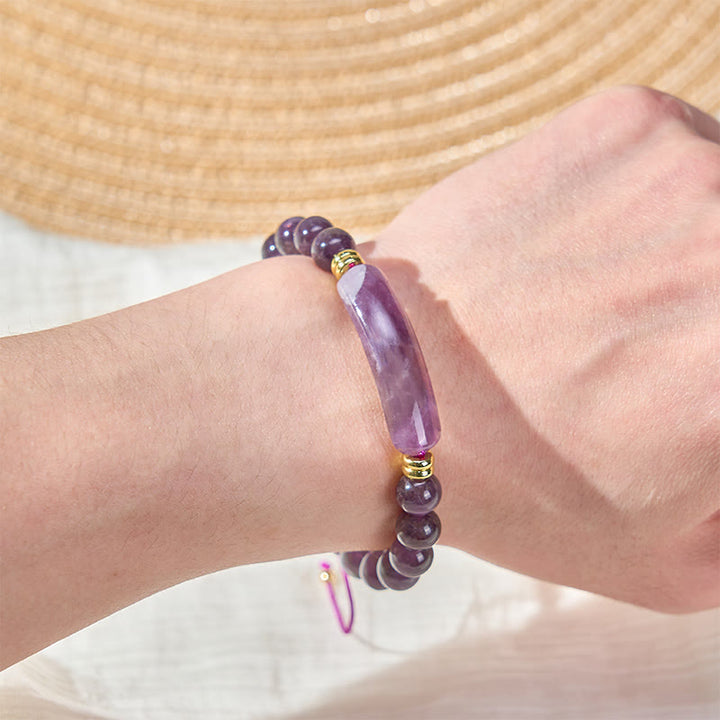 Armband Erdbeerquarz Grüner Aventurin – Positivität am Handgelenk getragen mit Sonnenhut