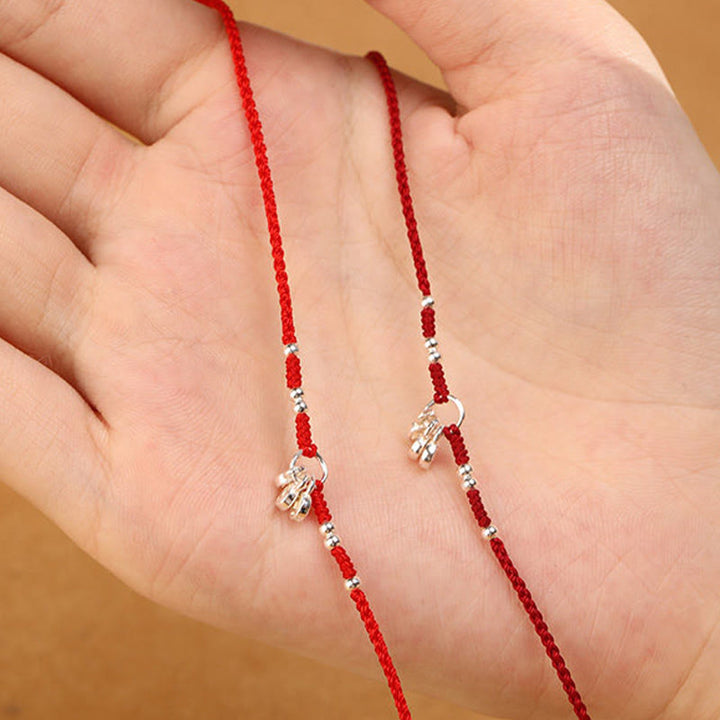 Rotes Armband 925 Silber Kupfer Schutz Stärke auf Handfläche getragen