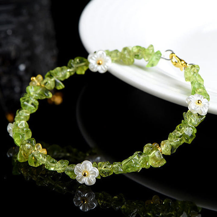 Armband Erdbeerquarz Aquamarin mit Blütencharms grüne Edelsteine zartes Damenarmband Handgelenk