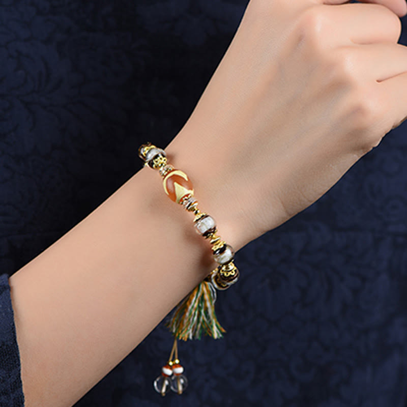 Armband Liuli – Segen am Handgelenk getragen Glasperlen Quaste Schutz Glück