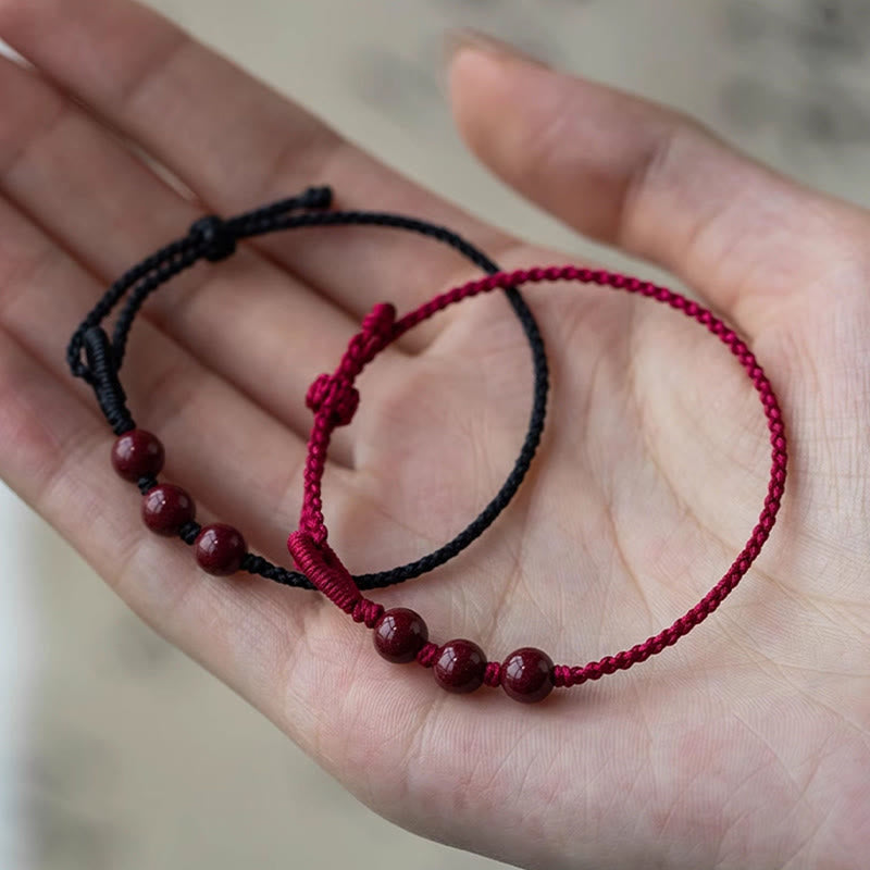 Armband Zinnober – Segen & Ruhe geflochten Perlen getragen Handgelenk Schutz