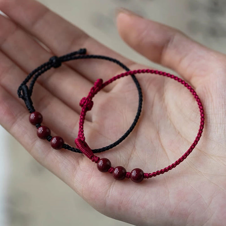 Armband Zinnober – Segen & Ruhe geflochten Perlen getragen Handgelenk Schutz
