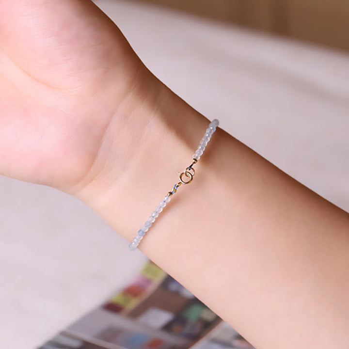 Aquamarin Armband Frieden Energie zarte Perlen am Handgelenk getragen