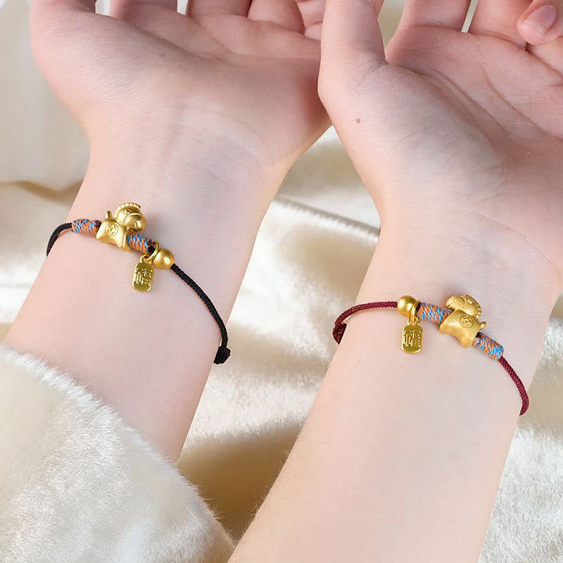 Armband Fu-Zeichen – Glück Stärke goldener Pixiu am Handgelenk getragen