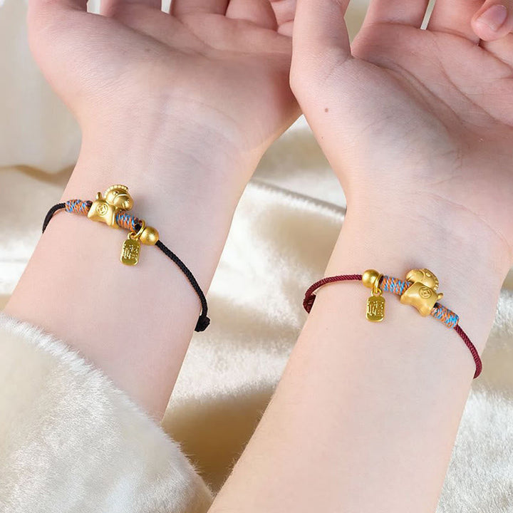 Armband Fu-Zeichen – Glück Stärke goldener Pixiu am Handgelenk getragen