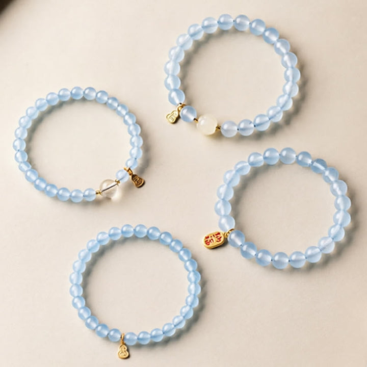 Armband Aquamarin Fu-Zeichen – Glück & Heilung mit goldenem Anhänger am Handgelenk