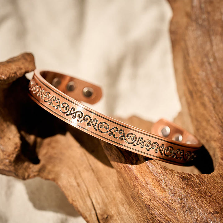 Armband Kupfer Engraved Patterned Balance auf Holz getragen Handgelenk Schmuck