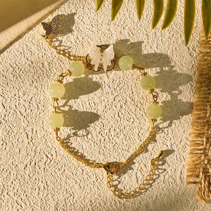 Armband Liuli Schmetterling – Liebe & Segen mit grünen Perlen getragen