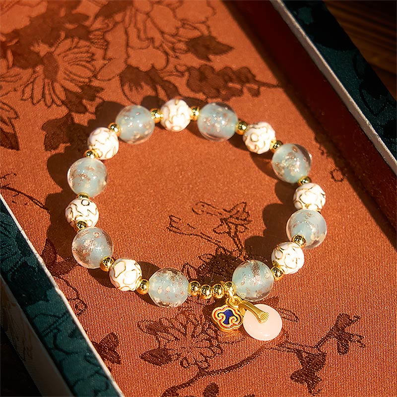 Armband Liuli – Segen Energie mit Glasperlen und goldenem Anhänger auf Seide