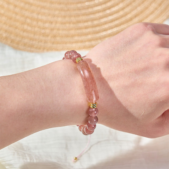 Armband Erdbeerquarz Grüner Aventurin – Positivität am Handgelenk getragen mit Strohhut