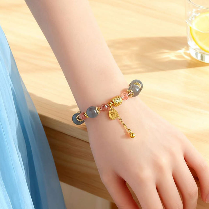 Armband Erdbeerquarz Mondstein Mond Heilung Positivität am Handgelenk getragen