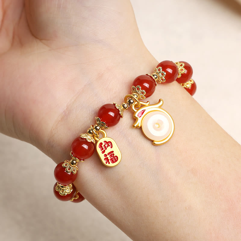 Armband Roter Achat Fu-Zeichen Anhänger Glück Frieden am Handgelenk getragen