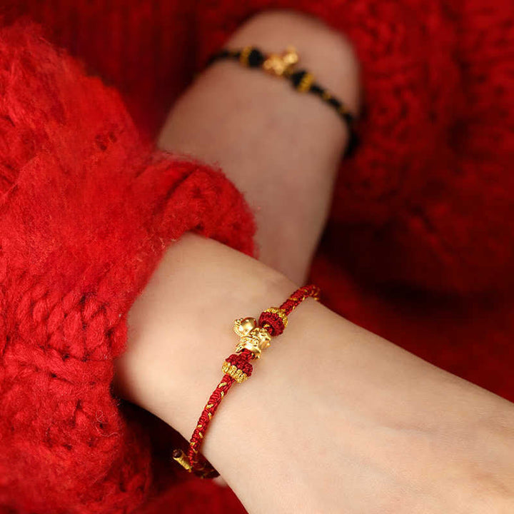 Armband 999 Gold Jahr Des – Glück & Energie am Handgelenk getragen rot