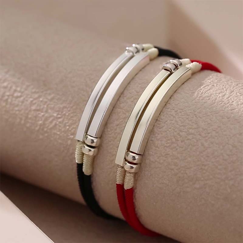 Armband Sterlingsilber Rote Schnur am Handgelenk getragen elegantes Glücksarmband Schmuck
