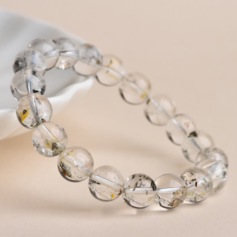 Armband Herkimer Diamant Schutz Meditation transparente Perlen auf hellem Hintergrund