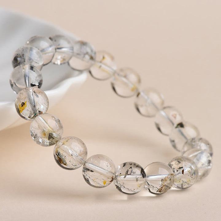 Armband Herkimer Diamant Schutz Meditation transparente Perlen auf hellem Hintergrund