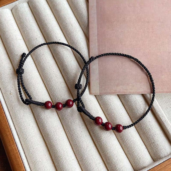 Armband Zinnober – Segen & Ruhe rote Perlen schwarze Schnur Handgelenk