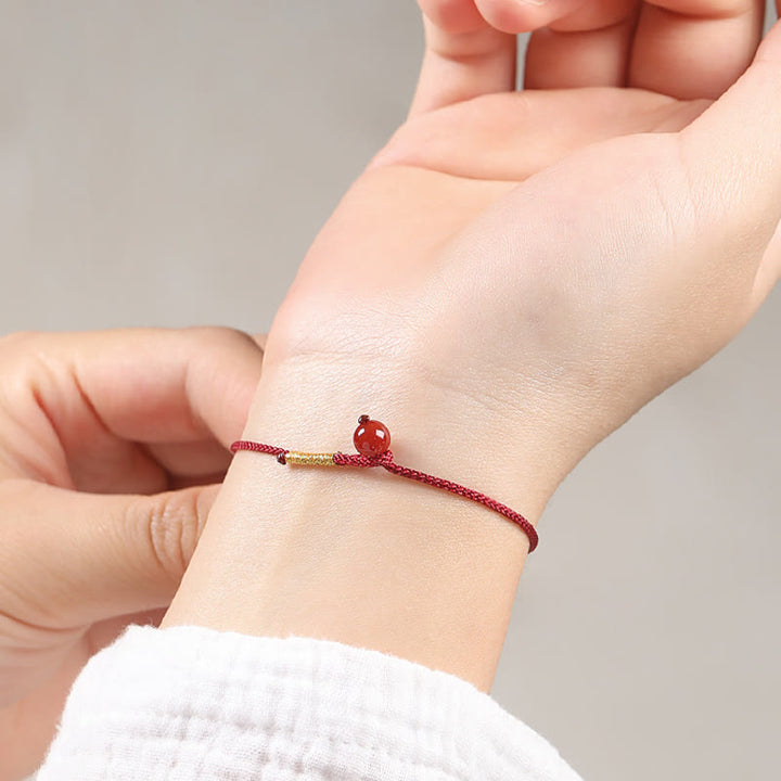 Armband Roter Achat Zinnober – Segen am Handgelenk getragen feines rotes Seil
