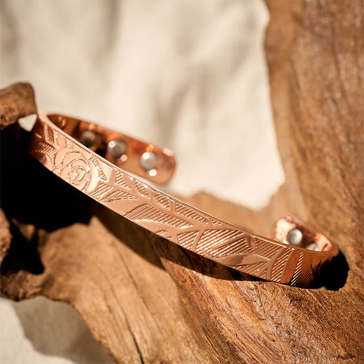 Armband Kupfer Rosenmuster Balance Glück auf Holz Magnete sichtbar