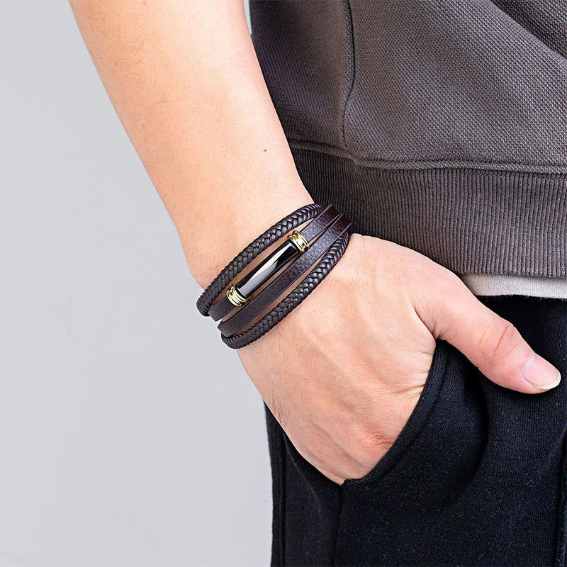 Armband Leder Multi Layered – Balance am Handgelenk getragen braun elegant